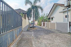 OYO Life 92954 Shanti Kost