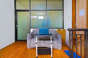 OYO Life 92720 Mekarwangi Guest House