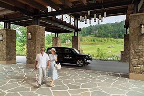 Cloudland at McLemore Resort Lookout Mountain, Curio by Hilton
