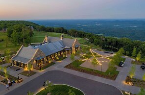 Cloudland at McLemore Resort Lookout Mountain, Curio by Hilton