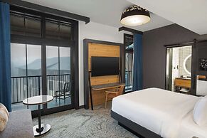 Cloudland at McLemore Resort Lookout Mountain, Curio by Hilton