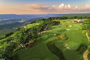 Cloudland at McLemore Resort Lookout Mountain, Curio by Hilton