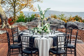 Cloudland at McLemore Resort Lookout Mountain, Curio by Hilton