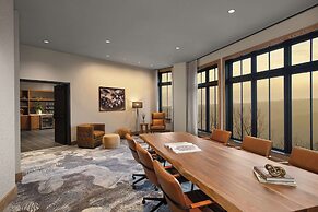 Cloudland at McLemore Resort Lookout Mountain, Curio by Hilton