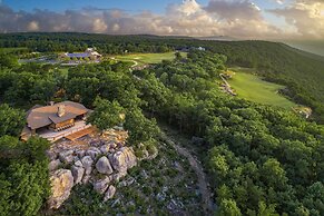 Cloudland at McLemore Resort Lookout Mountain, Curio by Hilton