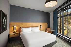 Cloudland at McLemore Resort Lookout Mountain, Curio by Hilton