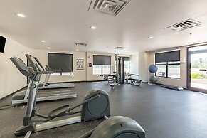 Executive Suite With Pool & Gym