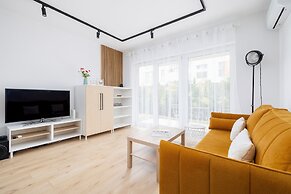 Stylish Apartment Bażantów by Renters