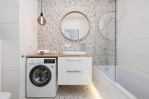 Stylish Apartment Bażantów by Renters