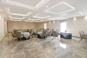 Fabhotel Prime Royal Court