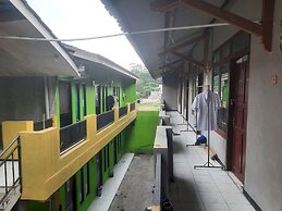 OYO Life  93023 Kost Bulan Karawang