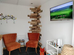 Private Garden Room - Rural Village