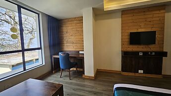 Yashshree Sanderling Mall Road