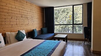 Yashshree Sanderling Mall Road