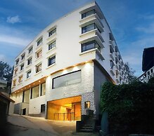 Yashshree Sanderling Mall Road