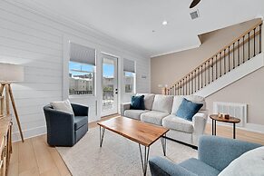 New Luxury Home, 3bd/4ba w/ Pool & Beach Access