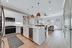 New Luxury Home, 3bd/4ba w/ Pool & Beach Access