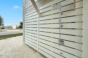 New Luxury Home, 3bd/4ba w/ Pool & Beach Access