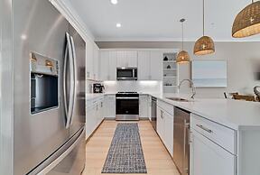 New Luxury Home, 3bd/4ba w/ Pool & Beach Access