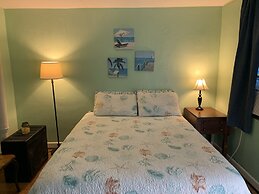 Beach Side Studio #1 Apts by Redawning