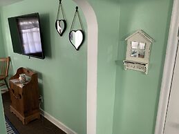 Beach Side Studio #1 Apts by Redawning