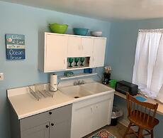 Beach Side Studio #1 Apts by Redawning