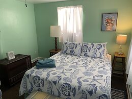 Beach Side Studio #1 Apts by Redawning