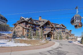 Ski-in/ski-out Breck Condo w/ Resort Perks!