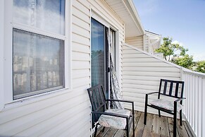 18 Mi to Dtwn Denver: Aurora Home w/ Balcony