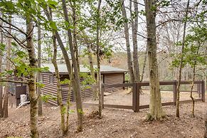 Peaceful Warne Cabin: Fenced Yard & Screened Porch