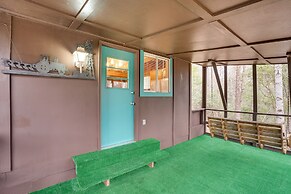 Peaceful Warne Cabin: Fenced Yard & Screened Porch