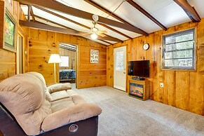 Peaceful Warne Cabin: Fenced Yard & Screened Porch