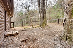 Peaceful Warne Cabin: Fenced Yard & Screened Porch