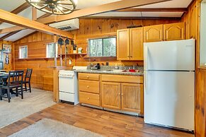 Peaceful Warne Cabin: Fenced Yard & Screened Porch