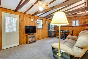 Peaceful Warne Cabin: Fenced Yard & Screened Porch