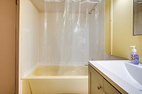 Peaceful Warne Cabin: Fenced Yard & Screened Porch