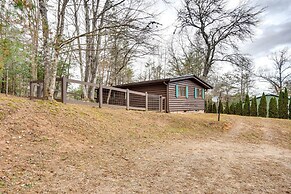 Peaceful Warne Cabin: Fenced Yard & Screened Porch