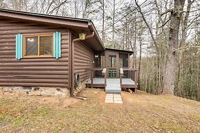 Peaceful Warne Cabin: Fenced Yard & Screened Porch