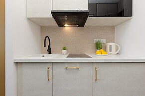 Glamour Studio With Parking by Renters