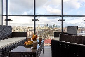 Glamour Studio With Parking by Renters