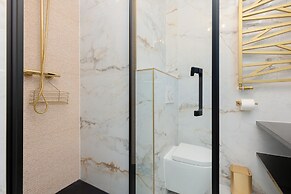 Glamour Studio With Parking by Renters