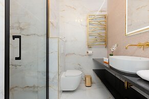 Glamour Studio With Parking by Renters