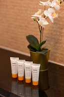 Glamour Studio With Parking by Renters