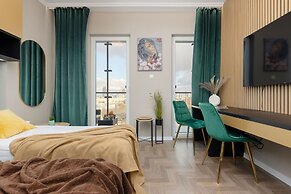 Glamour Studio With Parking by Renters