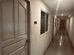 Navanakorn Aomsin Hotel near Big C Super