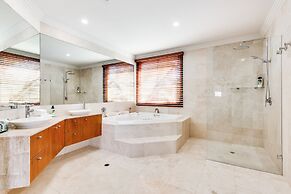 Lux Tropical Haven Mooloolaba Moonda5