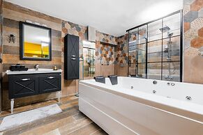 Flat w Jacuzzi and Backyard 6 min to Kadikoy Coast