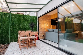 Flat w Jacuzzi and Backyard 6 min to Kadikoy Coast