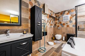 Flat w Jacuzzi and Backyard 6 min to Kadikoy Coast