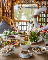 Spice Coast Cruises CGH Earth-Houseboat